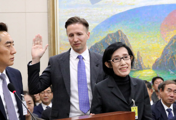 피우진 전 국가보훈처장이 18일 국회에서 열린 정무위 국정감사에 출석, 증인선서를 거부하고 있다. 2019.10.18  연합뉴스