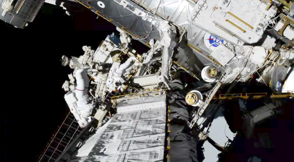 인류 최초의 여성 우주인들로만 구성된 우주유영에 나서기 위해 크리스티나 코흐와 제시카 메이어가 18일 국제우주정거장 밖으로 나오고 있다. NASA 제공 AP 연합뉴스 