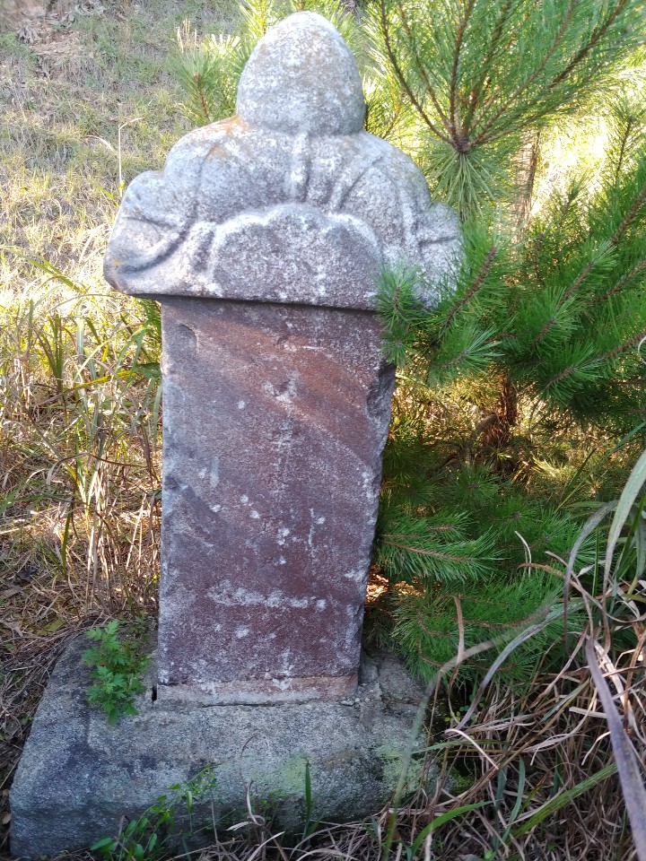 조강리 58-4번지 태봉산에 있던 인순공주 태실비가 인근 산57번지에 임시이전돼 있는 모습.