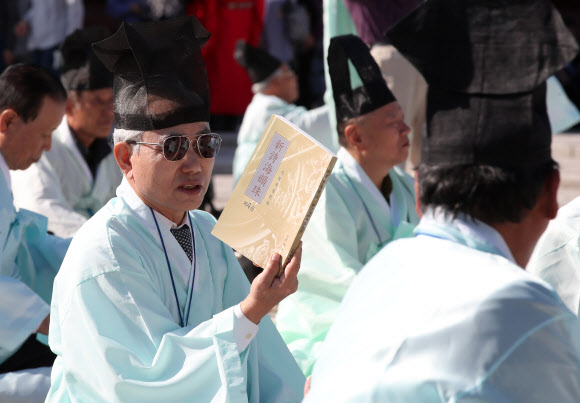 선글라스 끼고 치르는 과거시험