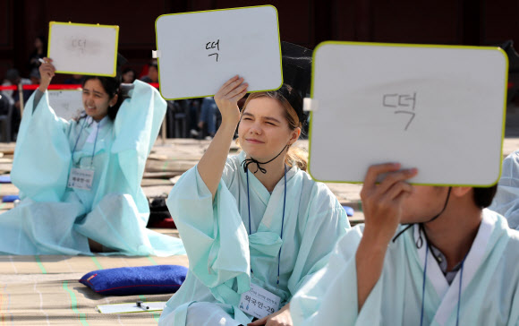 조선시대 과거제 체험하는 외국인들