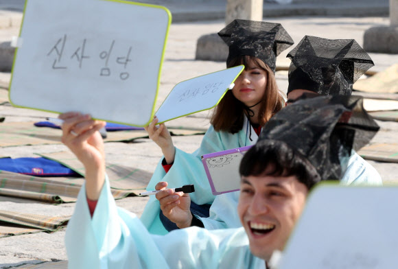 갓 쓰고 도포 입은 외국인들