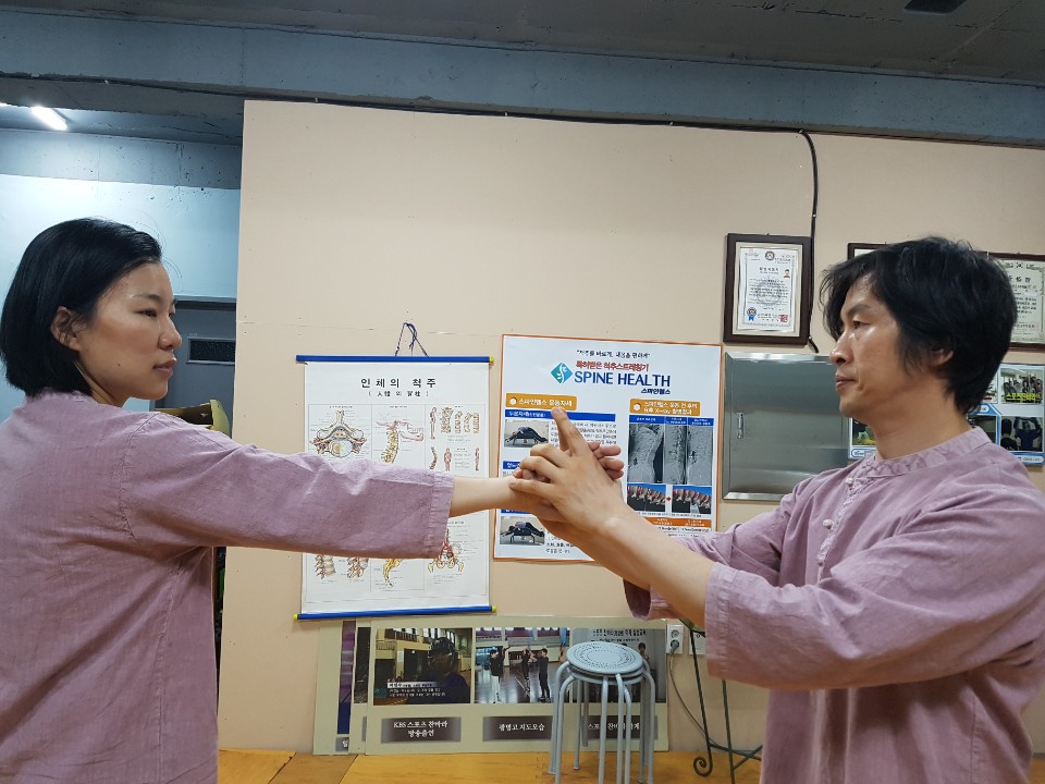 여일수(오른쪽) 회장이 손을 꺾으면 살법이 되고 손을 돌려서 힘을 풀어주면 활법이 되는 무술활법의 원리를 지도하고 있다. 한국무술활법연구회 제공