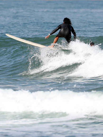 가을 파도 즐기는 서퍼들