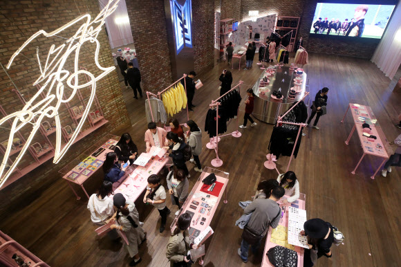 BTS 팝업스토어 인산인해