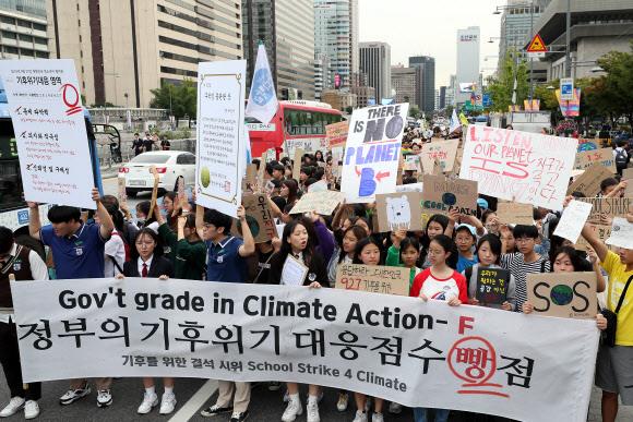 사진은 지난해 9월 27일 서울 종로구 광화문광장에서 열린 ‘기후를 위한 결석시위’에 참석한 청소년들의 모습. 연합뉴스