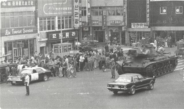 부마항쟁이 한창 진행 중이던 1979년 10월 18일 부산 시내에 계엄군의 전차가 배치됐다. 정광삼 부산일보 사진기자 촬영·(사)부산민주항쟁기념사업회 제공 