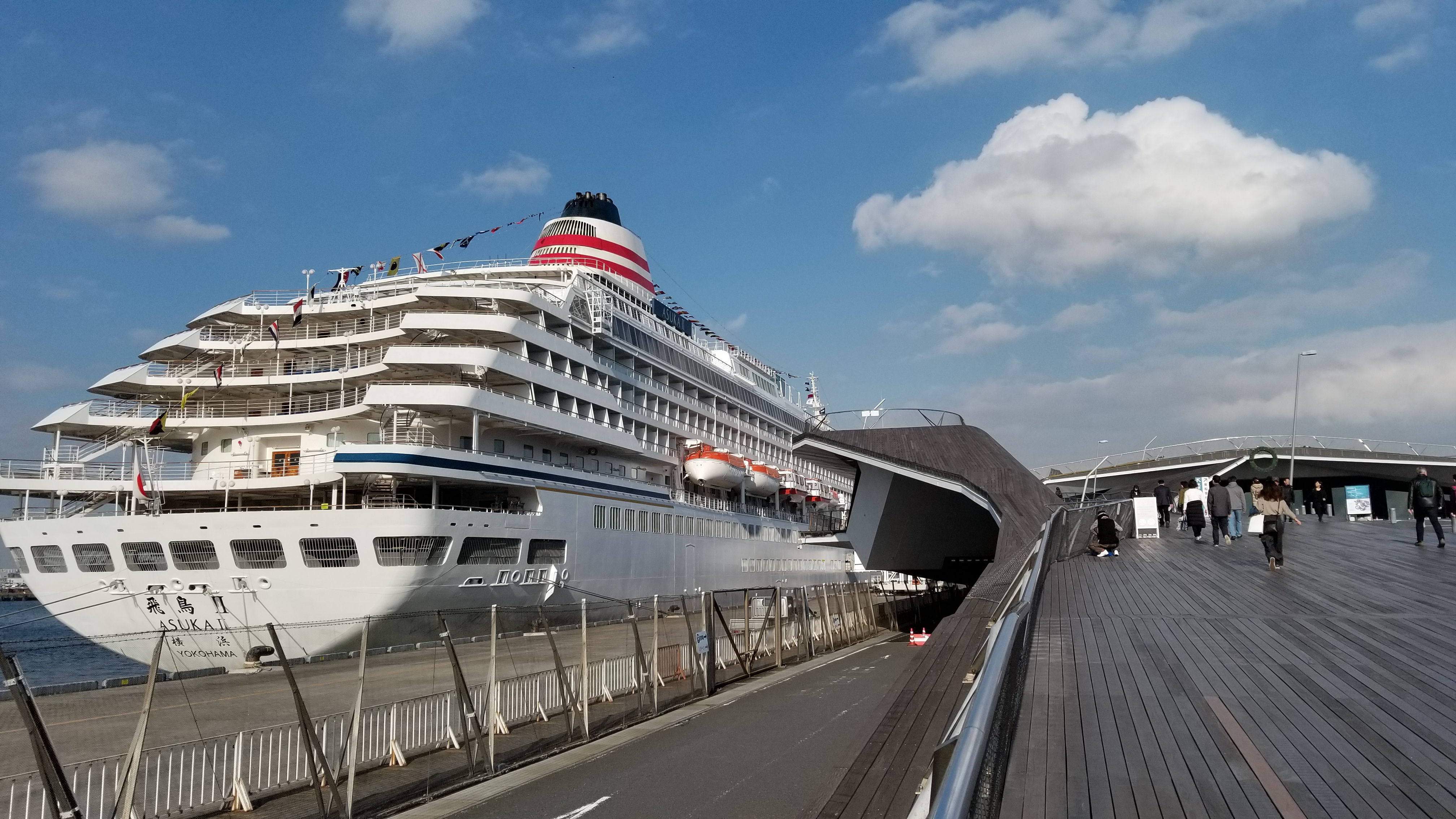 일본을 대표하는 항구도시 중 한 곳인 가나가와현 요코하마에 기항해 있는 대형 크루즈선. 