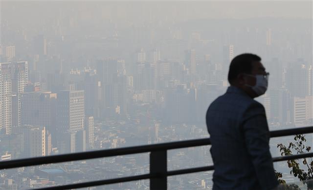 올가을 첫 수도권 고농도 미세먼지 예비저감조치가 시행된 21일 오전 서울 남산에서 내려다본 도심이 미세먼지로 희뿌옇다.  국립환경과학원에 따르면 이날은 국내외에서 발생한 대기오염물질이 정체?축적되며 수도권과 강원영서, 충남 지역에서 ‘나쁨’ 단계를 보일 것으로 예측됐다. 2019.10.21 뉴스1