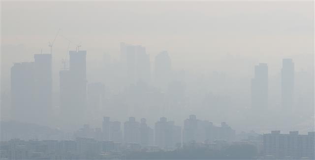 올가을 첫 수도권 고농도 미세먼지 예비저감조치가 시행된 21일 오전 서울 남산에서 본 도심이 미세먼지로 희뿌옇다.  국립환경과학원에 따르면 이날은 국내외에서 발생한 대기오염물질이 정체·축적되며 수도권과 강원영서, 충남 지역에서 ‘나쁨’ 단계를 보일 것으로 예측됐다. 2019.10.21 뉴스1