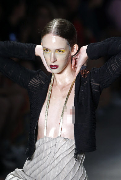 모델이 17일(현지시간) 브라질 상파울루에서 열린 ‘상파울루 패션 위크’중 디자이너 리노 빌라벤뚜라(Lino Villaventura) 컬렉션을 선보이고 있다. AP 연합뉴스