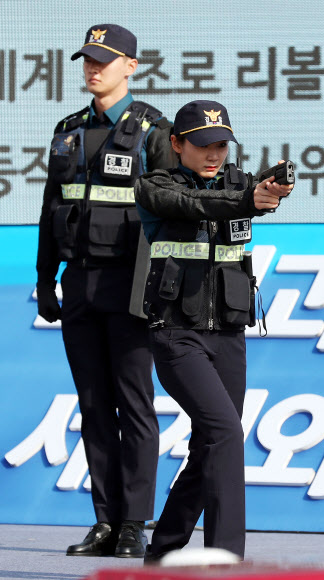 21일 오전 인천시 연수구 송도동 송도컨벤시아에서 열린 ‘제27주년 경찰의 날 기념식’에서 경찰관들이 첨단 경찰 장비를 시연하고 있다. 2019.10.21  연합뉴스