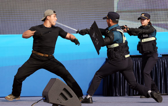 21일 오전 인천시 연수구 송도동 송도컨벤시아에서 열린 ‘제27주년 경찰의 날 기념식’에서 경찰관들이 범인 진압을 시연하고 있다. 2019.10.21  연합뉴스