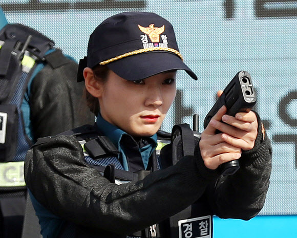 21일 오전 인천시 연수구 송도동 송도컨벤시아에서 열린 ‘제27주년 경찰의 날 기념식’에서 경찰관들이 첨단 경찰 장비를 시연하고 있다. 2019.10.21  연합뉴스