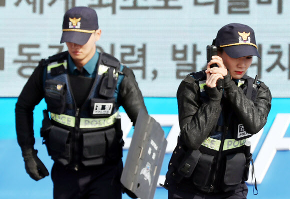 21일 오전 인천시 연수구 송도동 송도컨벤시아에서 열린 ‘제27주년 경찰의 날 기념식’에서 경찰관들이 첨단 경찰 장비를 시연하고 있다. 2019.10.21  연합뉴스