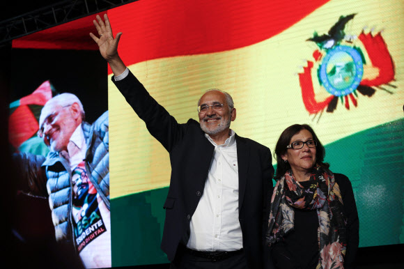 볼리비아 대통령 선거 후보로 나선 카를로스 메사 전 대통령이 20일(현지시간) 1차 투표를 한 다음 지지자들을 향해 손을 흔들어 인사하고 있다. 라파스 AP연합뉴스