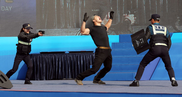 21일 오전 인천시 연수구 송도동 송도컨벤시아에서 열린 ‘제27주년 경찰의 날 기념식’에서 경찰관들이 범인 진압을 시연하고 있다. 2019.10.21  연합뉴스