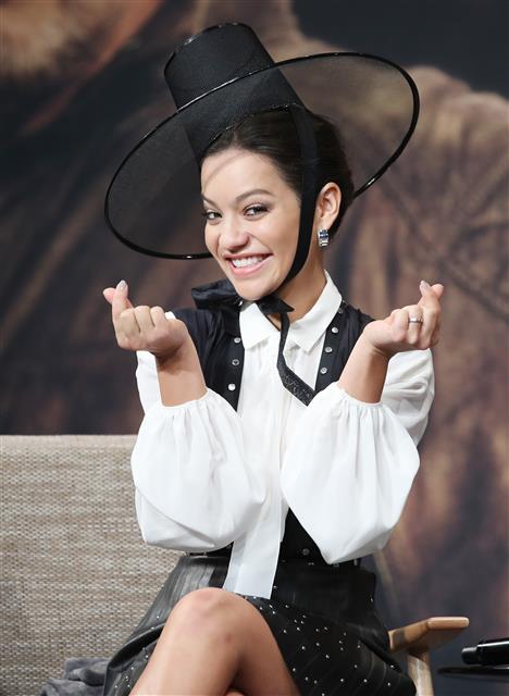 할리우드 배우 나탈리아 레이즈가 21일 서울 종로구 포시즌스 호텔 서울에서 열린 영화 ‘터미네이터 : 다크 페이트’ 내한 기자회견에 참석해 선물 받은 갓을 쓰고 하트를 보내고 있다. ‘터미네이터: 다크 페이트’는 심판의 날 그 후 미래에서 온 ‘슈퍼 솔져’ 그레이스와 최첨단 기술력으로 무장한 최강의 적 터미네이터 Rev-9의 새로운 운명의 격돌을 그린 블록버스터 영다. 2019.10.21 뉴스1