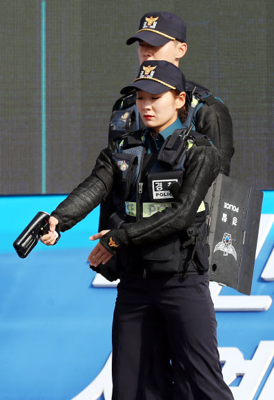 21일 오전 인천시 연수구 송도동 송도컨벤시아에서 열린 ‘제27주년 경찰의 날 기념식’에서 경찰관들이 첨단 경찰 장비를 시연하고 있다. 2019.10.21  연합뉴스