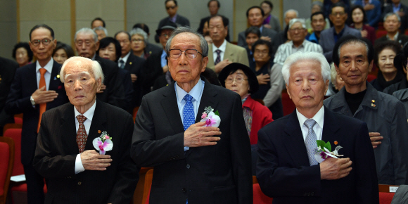 21일 서울국립현충원에서 열린 제99주년 한국독립군 3대대첩 기념식에 참석한 조영진 한국독립유공자협회장을 비롯한 독립지사들이 국기에 대한 경례를 하고 있다. 2019.10.21 박지환기자 popocar@seoul.co.kr