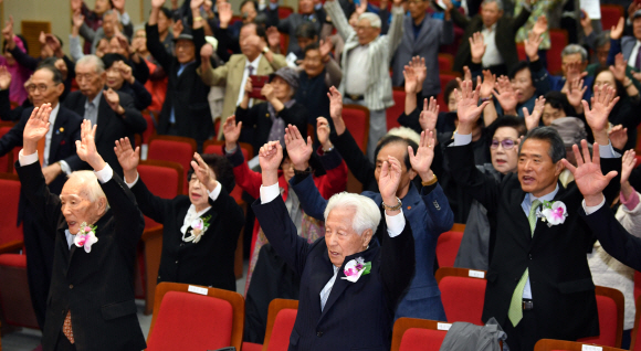 21일 서울국립현충원에서 열린 제99주년 한국독립군 3대대첩 기념식에 참석한 조영진 한국독립유공자협회장을 비롯한 독립지사들이 만세를 부르고 있다. 2019.10.21 박지환기자 popocar@seoul.co.kr
