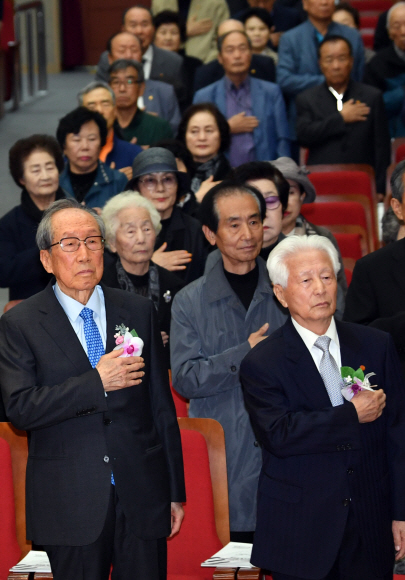 21일 서울국립현충원에서 열린 제99주년 한국독립군 3대대첩 기념식에 참석한 조영진 한국독립유공자협회장을 비롯한 독립지사들이 국기에 대한 경례를 하고 있다. 2019.10.21 박지환기자 popocar@seoul.co.kr