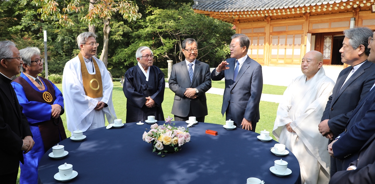 문재인(오른쪽 세 번째) 대통령과 주요 종교 지도자들이 21일 청와대에서 대화를 하고 있다. 2019.10.21 연합뉴스
