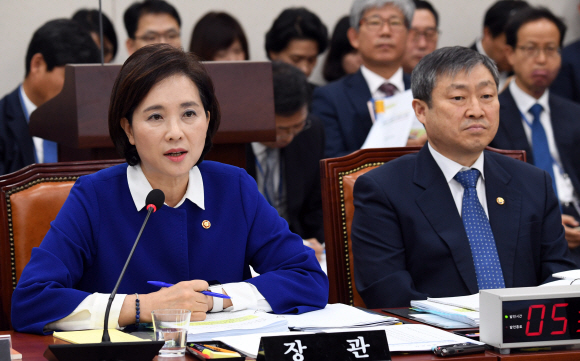 유은혜 교육부장관이 21일 국회에서 열린 교육위에서 의원들의 질의에 답하고 있다.  2019.10.21  정연호 기자 tpgod@seoul.co.kr