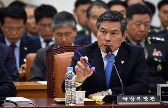 정경두 국방장관이 21일 국회에서 열린 국방위에서 의원들의 질의에 답하고 있다.  2019.10.21  정연호 기자 tpgod@seoul.co.kr