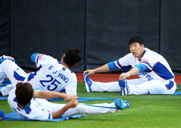 ‘프리미어12’에 참가하는 한국 야구 국가대표팀 김현수가 21일 오후 경기도 수원시 장안구 케이티위즈파크에서 훈련을 하고 있다. 2019.10.21  연합뉴스