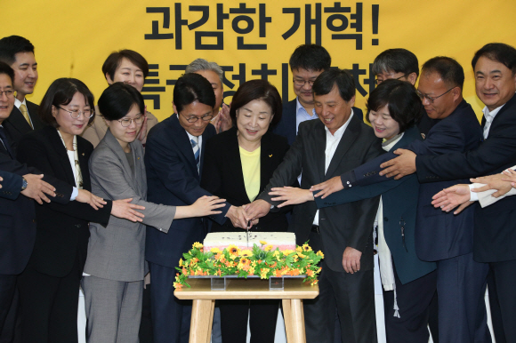 정의당 창당 7주년을 맞아 국회에서 열린 기념식에서 심상정(가운데) 대표 등 참석자들이 축하떡을 자르고 있다. 정연호 기자 tpgod@seoul.co.kr