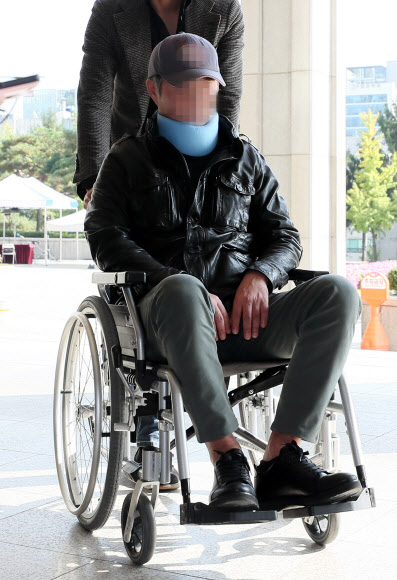 조국 동생, 목 보호대·휠체어 타고 검찰 출석