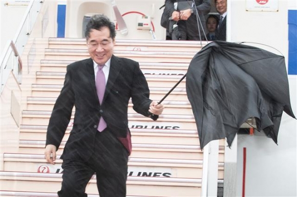 이낙연 총리 ‘비바람 뚫고 일본 도착’