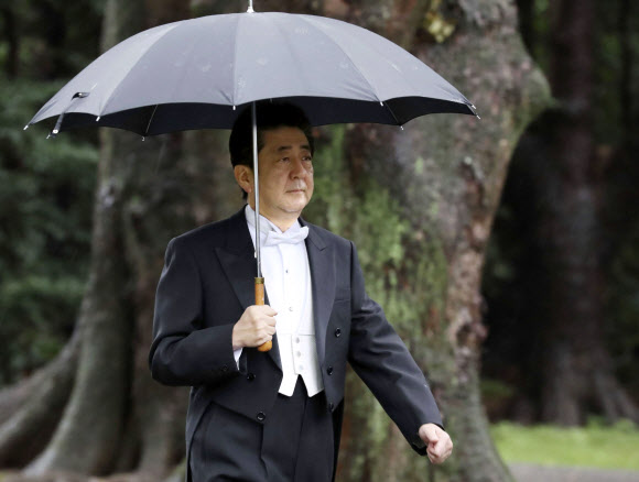 일왕 즉위식장으로 향하는 아베 총리