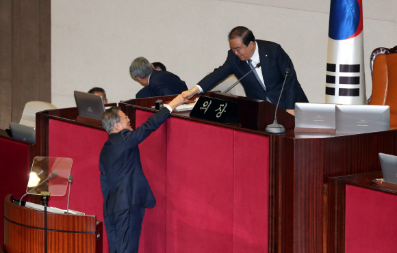 문재인 대통령이 22일 오전 국회 본회의장에서 내년도 예산안에 대한 시정연설을 마친 뒤 문희상 국회의장과 악수를 하고있다. 2019. 10.22. 김명국 선임기자 daunso@seoul.co.kr
