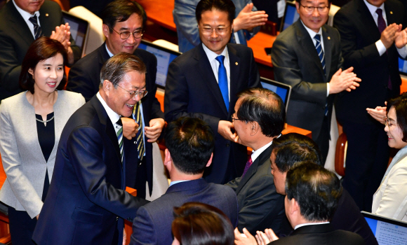 문재인 대통령이 22일 오전 2020년도 예산안에 대한 시정연설을 위해 국회 본회의장에 입장하며 여당 의원들의 박수를 받고 있다. 2019. 10.22. 김명국 선임기자 daunso@seoul.co.kr
