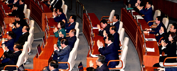 22일 오전 국회 본회의장에서 야당 의원들이 문재인 대통령의 공수처 관련 발언을 들으며 손으로 엑스표를 하고 있다. 2019. 10.22. 김명국 선임기자 daunso@seoul.co.kr