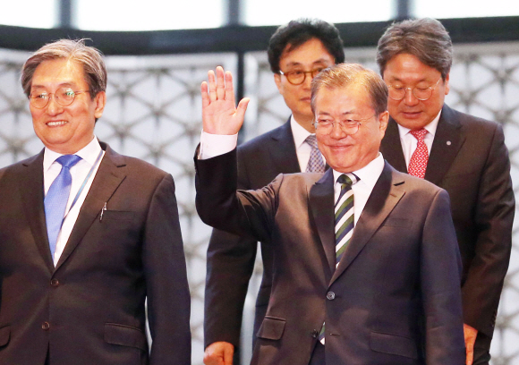 문재인 대통령이 22일 오전 서울 여의도 국회 본회의장에서 513조 5천억 원 규모의 2020년도 예산안에 대한 시정연설을 마치고 로텐더홀을 나서면서 여당 보좌진들의 환호에 손을 들어 화답하고 있다. 2019. 10.22. 오장환 기자 5zzang@seoul.co.kr