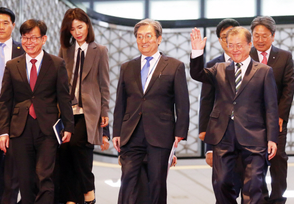 문재인 대통령이 22일 오전 서울 여의도 국회 본회의장에서 513조 5천억 원 규모의 2020년도 예산안에 대한 시정연설을 마치고 로텐더홀을 나서면서 여당 보좌진들의 환호에 손을 들어 화답하고 있다. 2019. 10.22. 오장환 기자 5zzang@seoul.co.kr