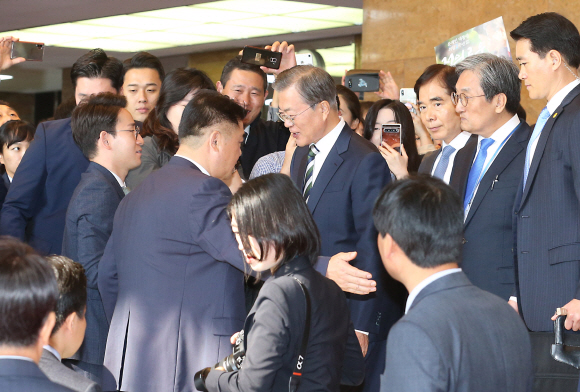 문재인 대통령이 22일 오전 서울 여의도 국회 본회의장에서 513조 5천억 원 규모의 2020년도 예산안에 대한 시정연설을 마치고 로텐더홀을 나선 가운데 여당 보좌진들과 인사를 나누고 있다. 2019. 10.22. 오장환 기자 5zzang@seoul.co.kr