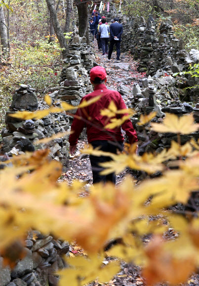 노추산 모정탑 찾은 행락객