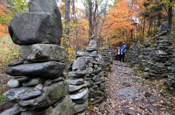 노추산 모정탑 찾은 행락객