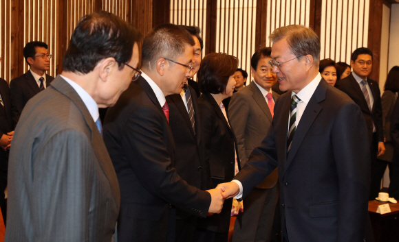 문재인 대통령이 22일 오전 국회 의장접견실에서 시정연설에 앞서 환담을 하러 들어서며 황교안 자유한국당 대표와 악수하고 있다. 2019. 10.22. 도준석 기자pado@seoul.co.kr