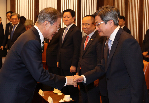 문재인 대통령이 22일 오전 시정연설을 하기에 앞서 국회 의장 접견실에 여야 대표 등과 환담하러 들어와 김명수 대법원장과 악수하고 있다. 2019. 10.22. 도준석 기자pado@seoul.co.kr