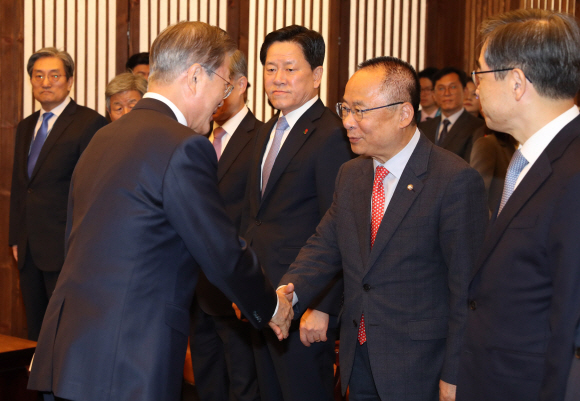 문재인 대통령이 22일 오전 시정연설을 하기에 앞서 국회 의장 접견실에 여야 대표 등과 환담하러 들어와 이주영 국회부의장과 악수하고 있다. 2019. 10.22. 도준석 기자pado@seoul.co.kr