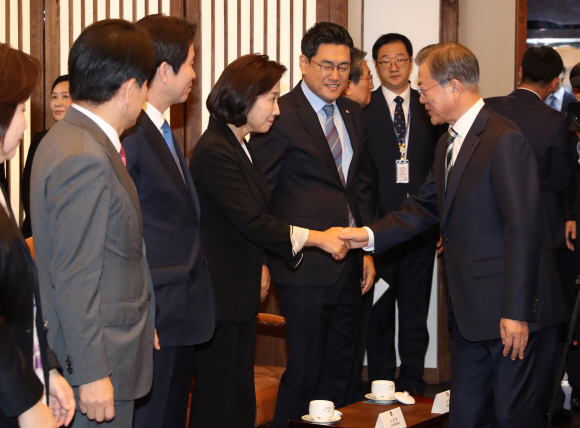 문재인 대통령이 22일 오전 시정연설을 하기에 앞서 국회 의장 접견실에 여야 대표 등과 환담하러 들어와 나경원 자유한국당 원내대표와 악수하고 있다. 2019. 10.22. 도준석 기자pado@seoul.co.kr