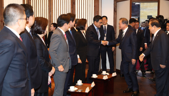 문재인 대통령이 22일 오전 시정연설을 하기에 앞서 국회 의장 접견실에 여야 대표 등과 환담하러 들어와 오신환 바른미래당 원내대표와 악수하고 있다. 2019. 10.22. 도준석 기자pado@seoul.co.kr