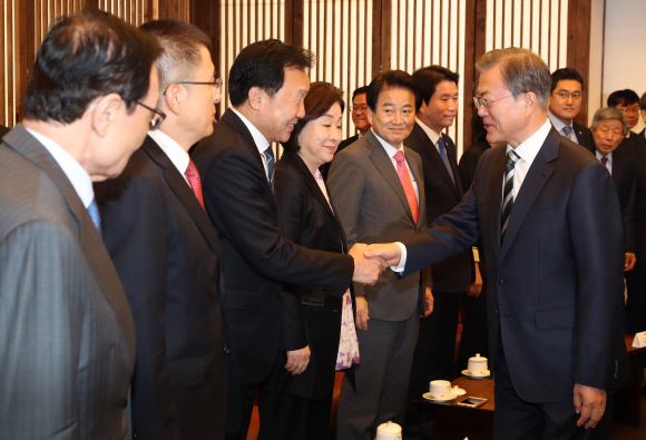 문재인 대통령이 22일 오전 시정연설을 하기에 앞서 국회 의장 접견실에 여야 대표 등과 환담하러 들어와 손학규 바른미래당 대표와 악수하고 있다. 2019. 10.22. 도준석 기자pado@seoul.co.kr