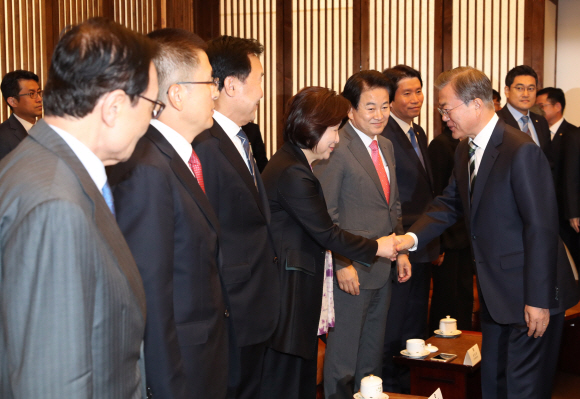문재인 대통령이 22일 오전 시정연설을 하기에 앞서 국회 의장 접견실에 여야 대표 등과 환담하러 들어와 심상정 정의당 대표와 악수하고 있다. 2019. 10.22. 도준석 기자pado@seoul.co.kr