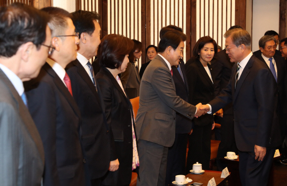 문재인 대통령이 22일 오전 시정연설을 하기에 앞서 국회 의장 접견실에 여야 대표 등과 환담하러 들어와 정동영 민주평화당 대표와 악수하고 있다. 2019. 10.22. 도준석 기자pado@seoul.co.kr